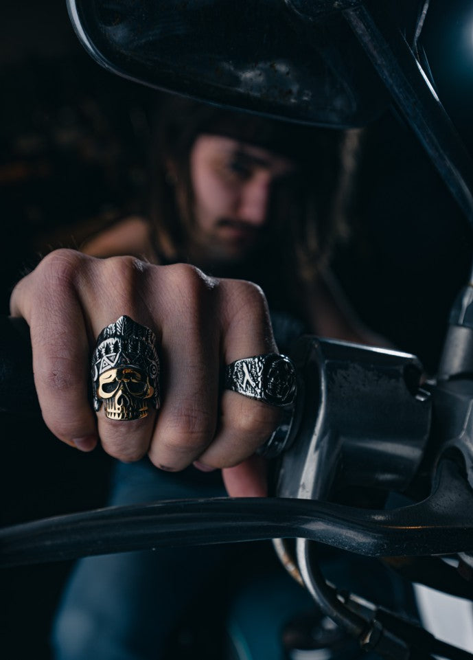 Man auf eine Motorrad mit Biker Ringen