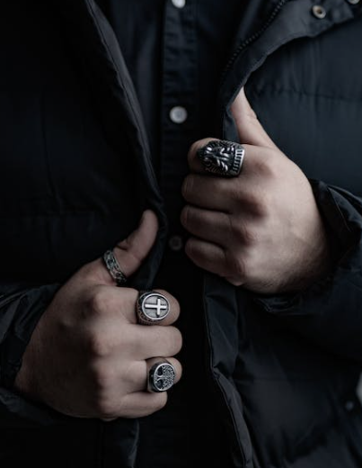 edelstahlringe auf maenner fingern