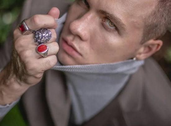 mann mit drei siegelringen auf der rechten hand