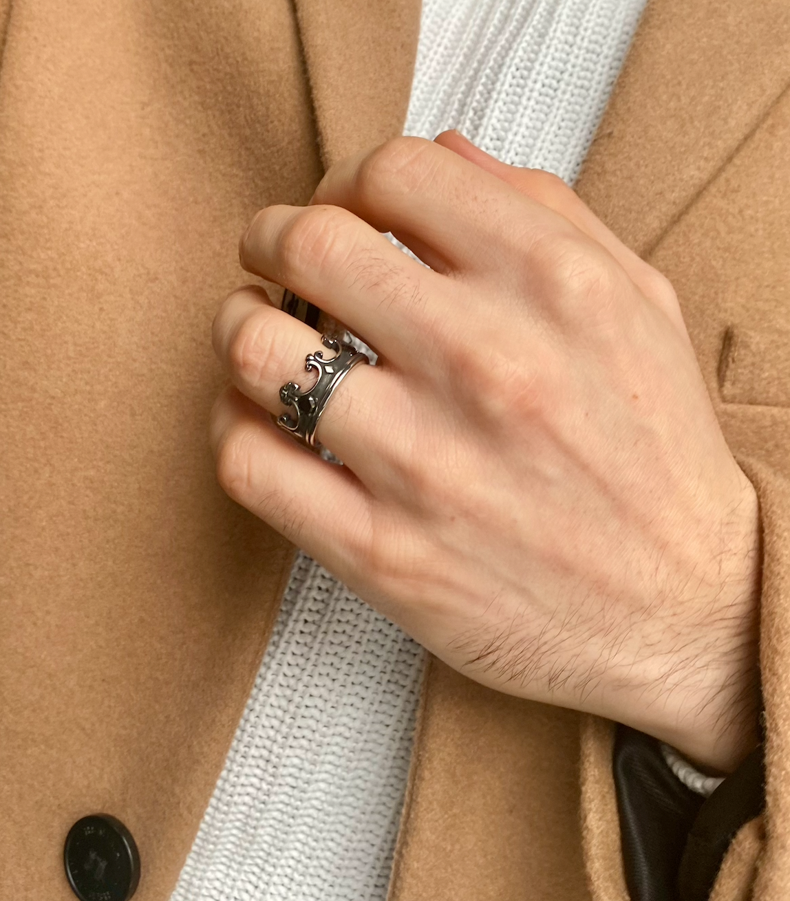Ring Krone mit schwarzen Steinen