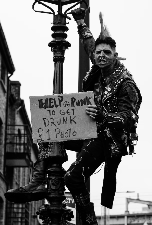 punk mann auf der straßenlaterne