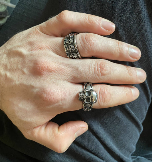 Ring mit kleinem Totenkopf