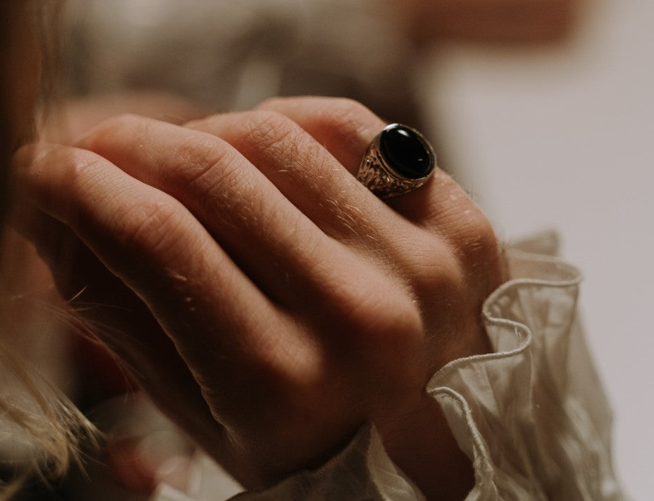 Ring am kleinen Finger