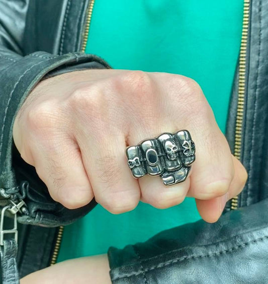 Faust Ring mit Totenkopf