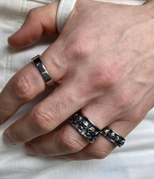 Ring mit Totenköpfen