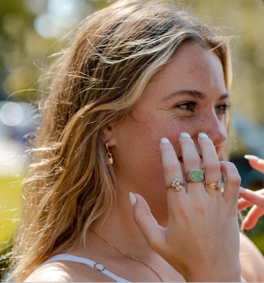 frau mit siegelringen