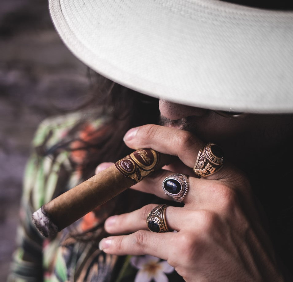 grosse siegelringe auf der hand