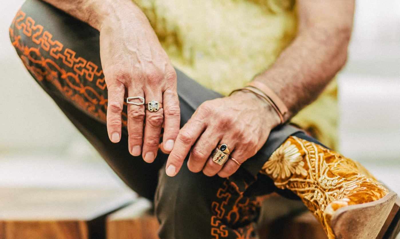 3 siegelringe auf maennern haenden