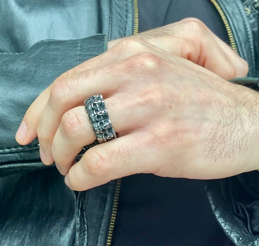 Totenköpfe im Kreis Ring