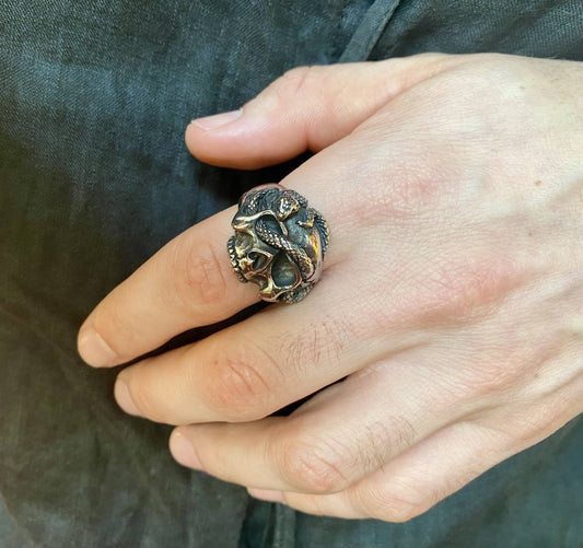 Totenkopf Ring mit Schlange