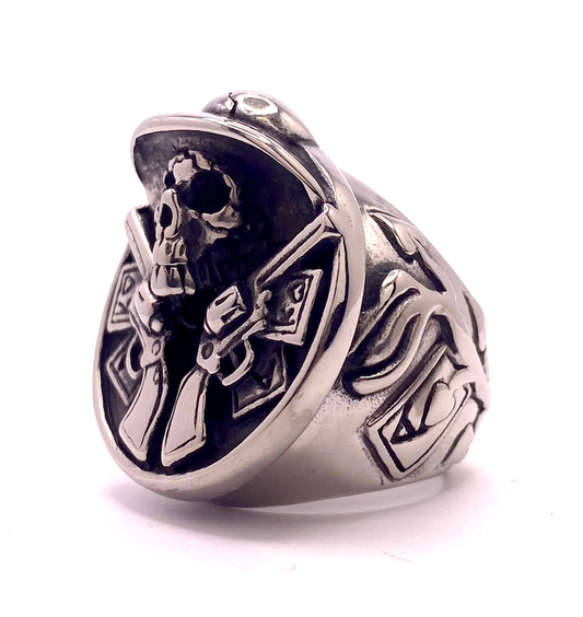 retro-cowboy-schaedelring-mit-doppel-pistolenmotiv-halb-links