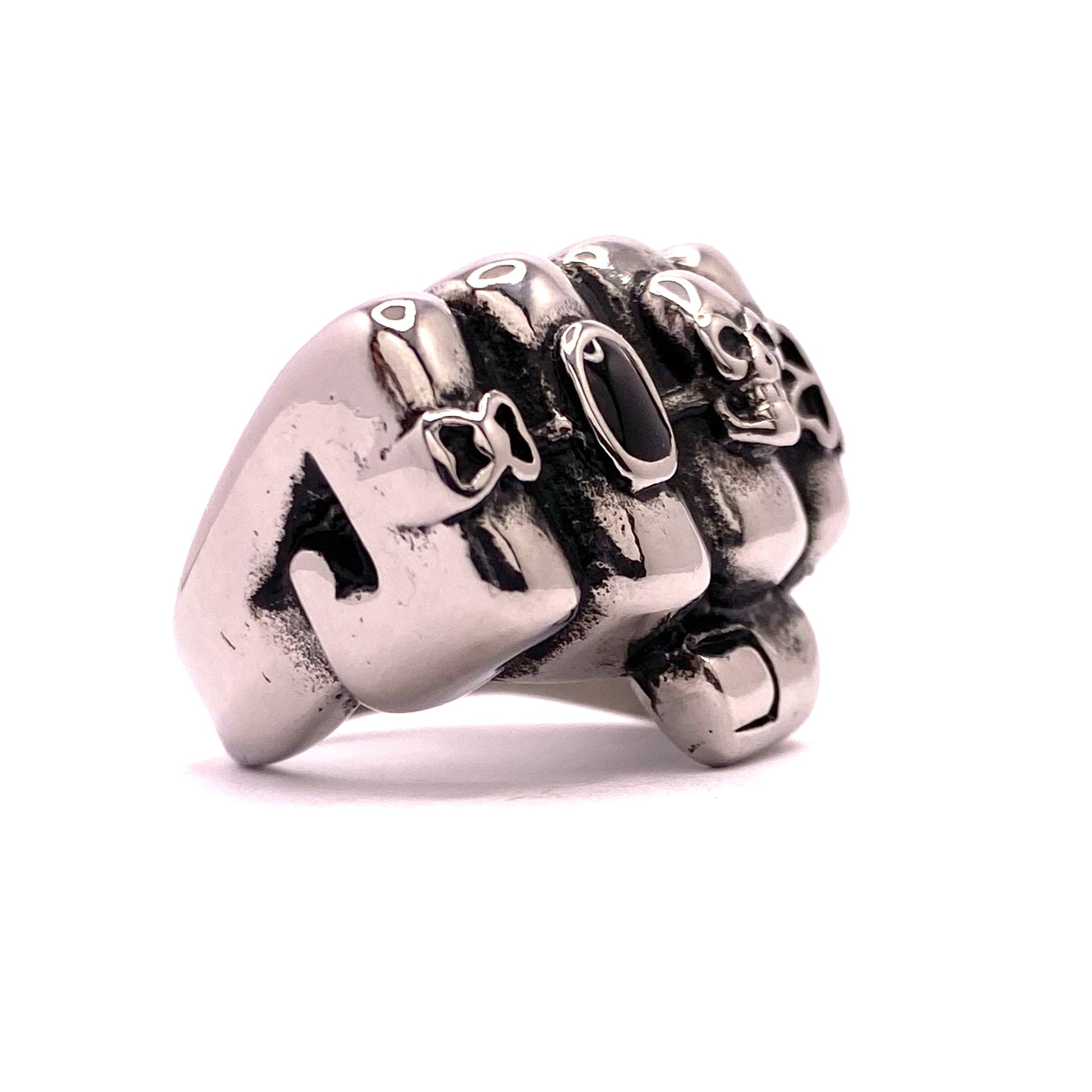 ring-faust-mit-totenkopf-3-edelstahl-halb-rechts