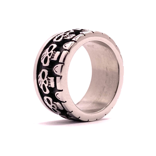 ring-mit-totenkoepfen-links.