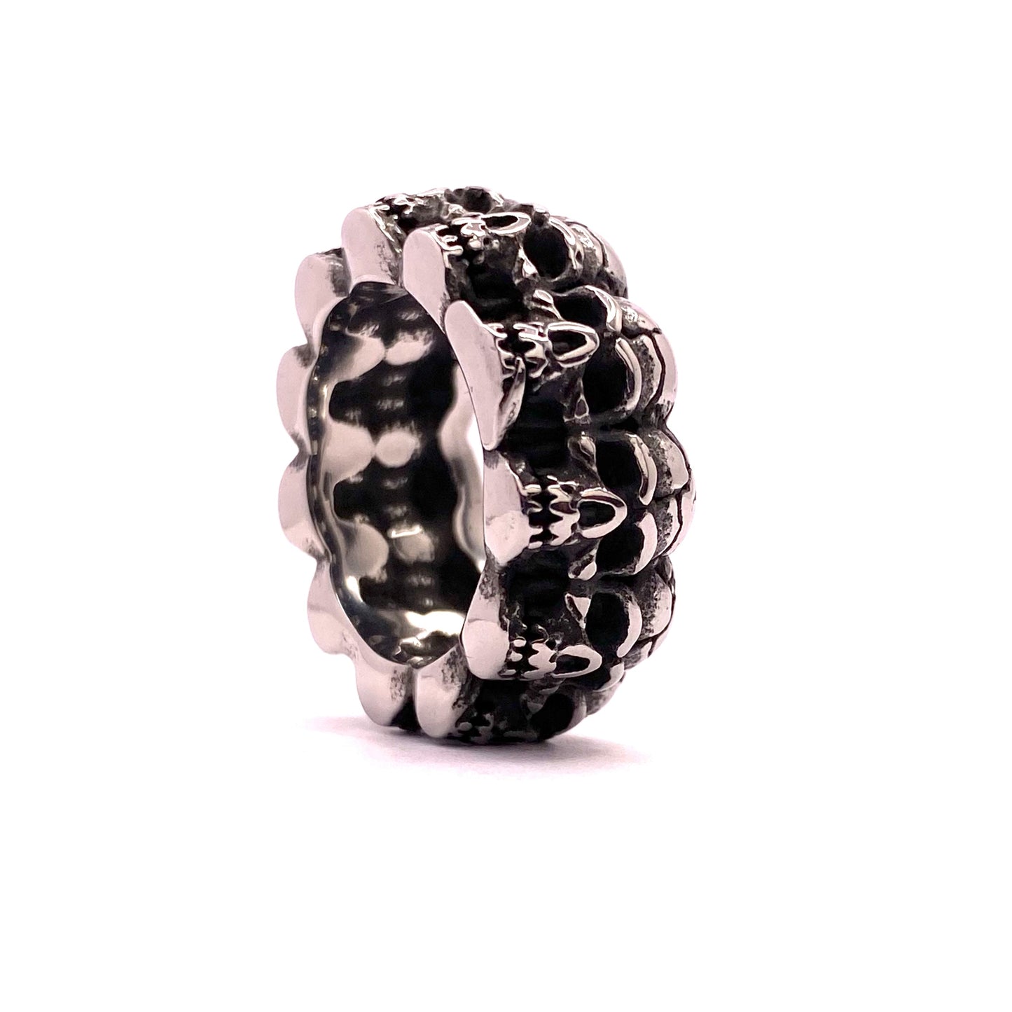 totenkoepfe-ring-aus-edelstahl-rechts