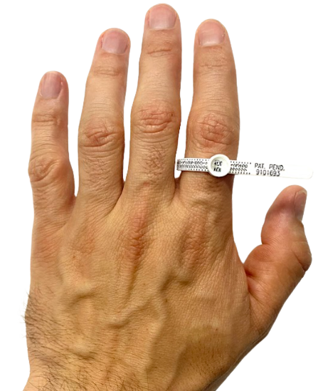 Hand mit Ringmaßband